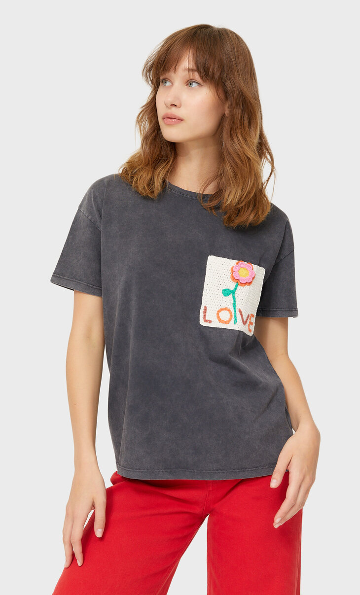 T-shirt com bolso em crochet