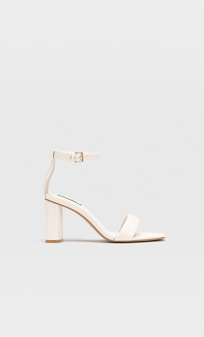 

Stradivarius Absatzsandalen Mit Gesteppten Riemchen Natur 37