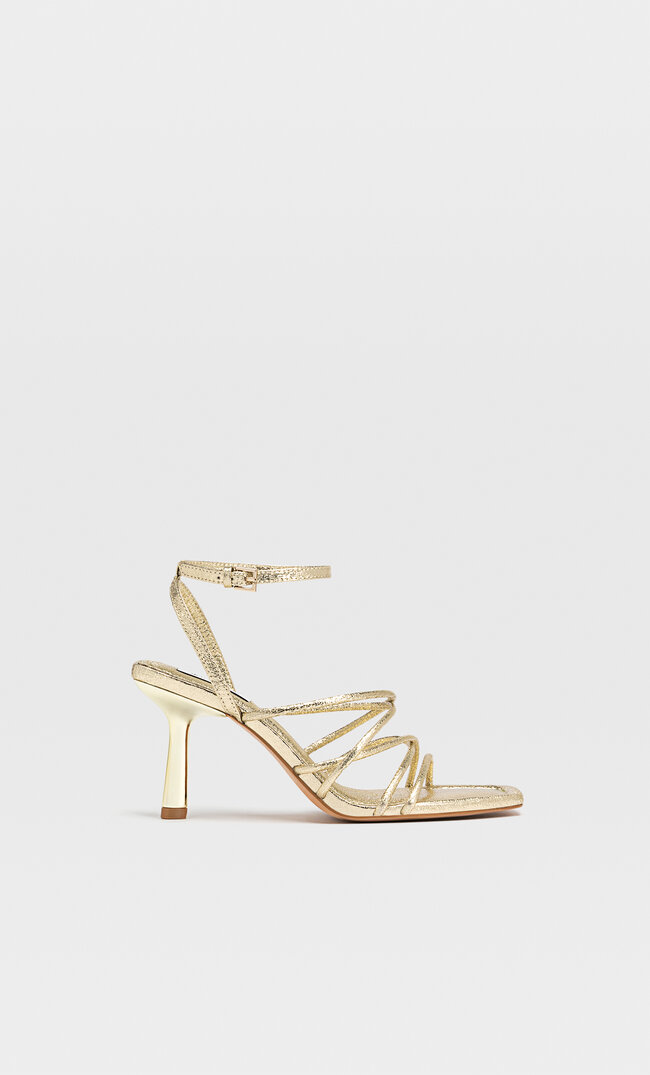 

Stradivarius Absatzsandalen Mit Gesteppten Riemchen Gold 39