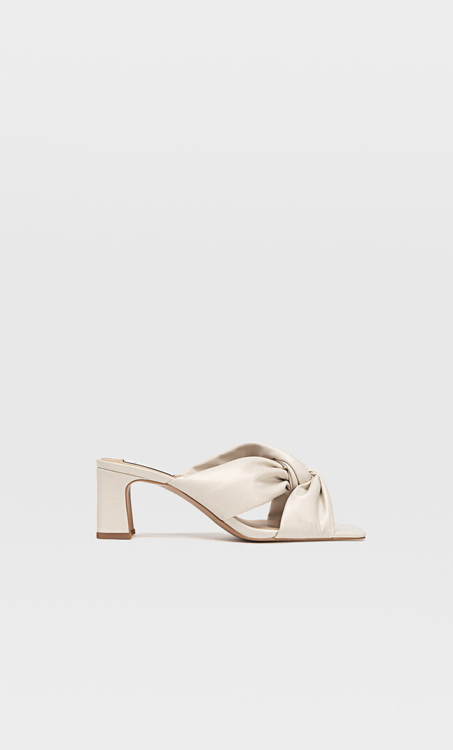 

Stradivarius Absatzsandalen Mit Zierknoten Natur 37