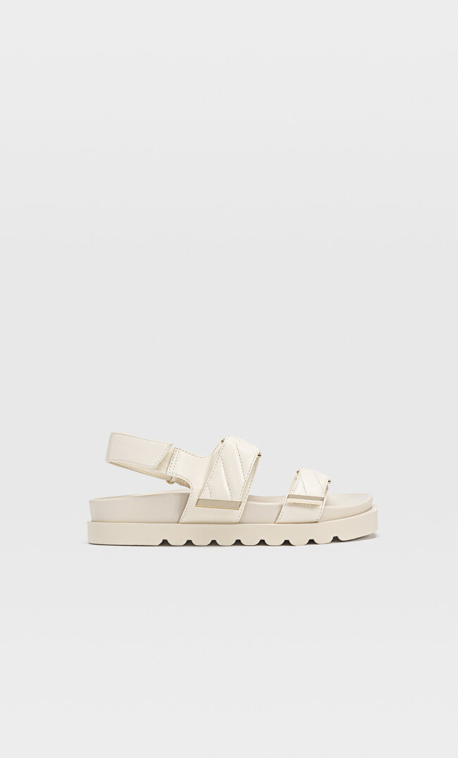 

Stradivarius Flache, Gesteppte Sandalen Natur 37