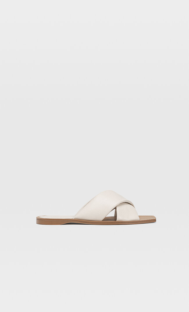 

Stradivarius Flache Sandalen Mit Überkreuztem Überfußriemen Natur 39
