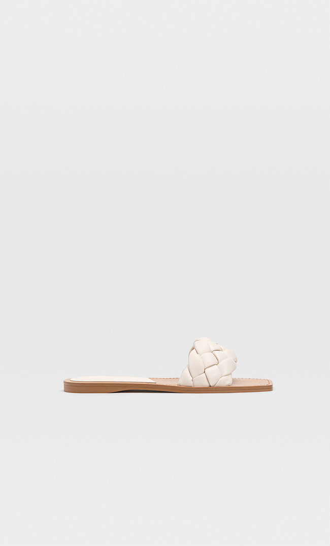 

Stradivarius Flache, Geflochtene Sandalen Natur 41