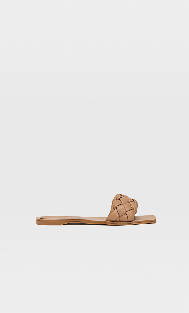 

Stradivarius Flache, Geflochtene Sandalen Beige 35