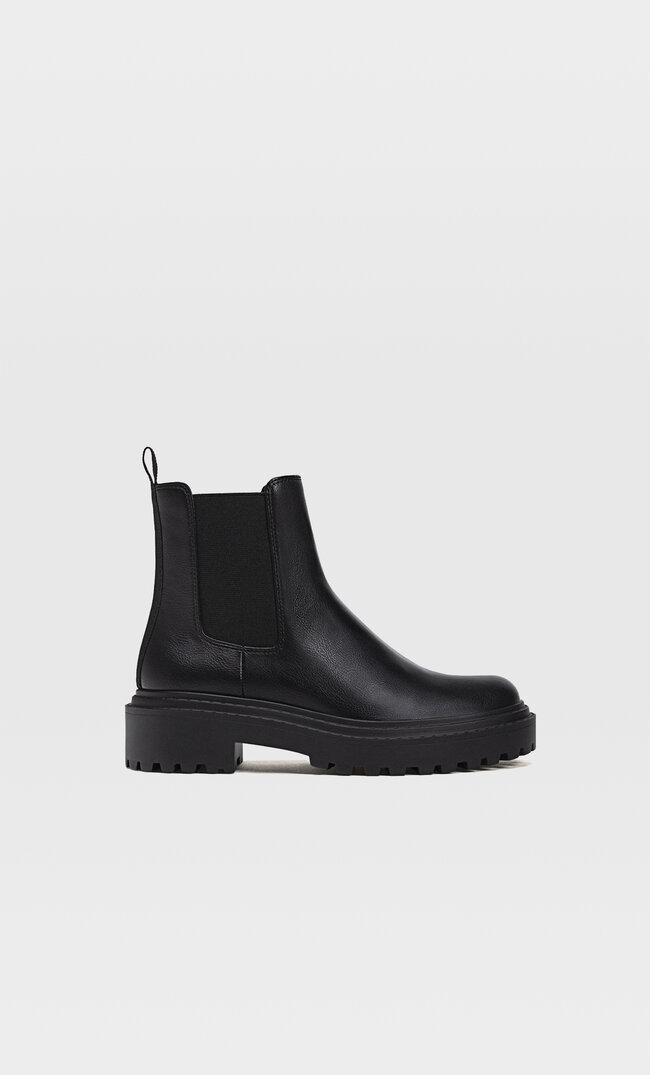

Stradivarius Flache Stiefeletten Mit Profilsohle Schwarz 40