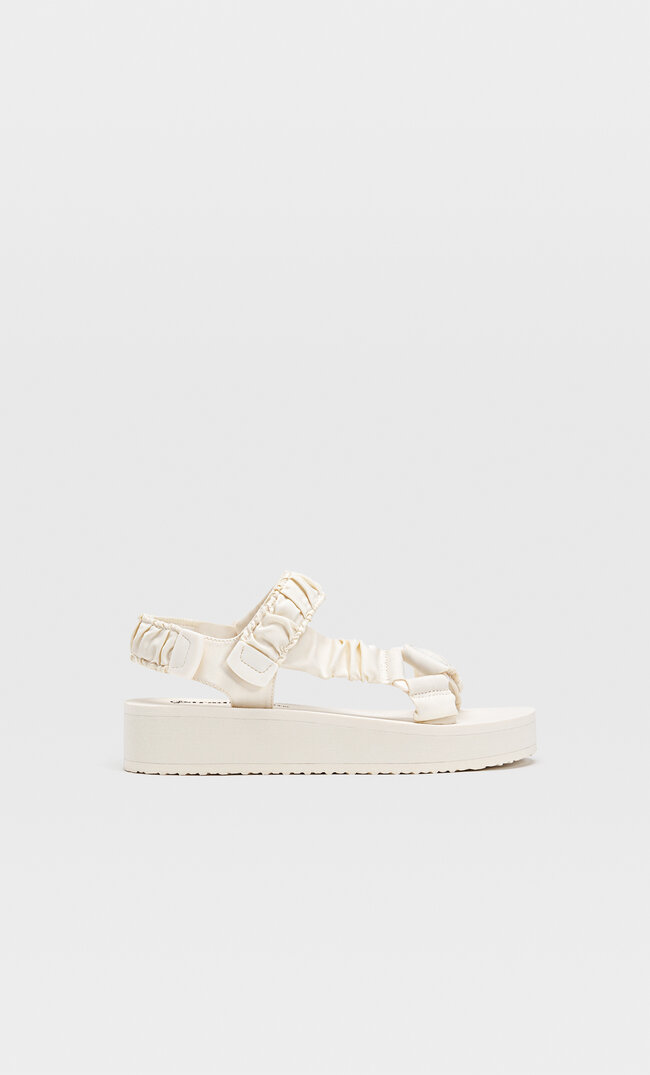 

Stradivarius Flache Sandalen Mit Stoffriemchen Natur 39