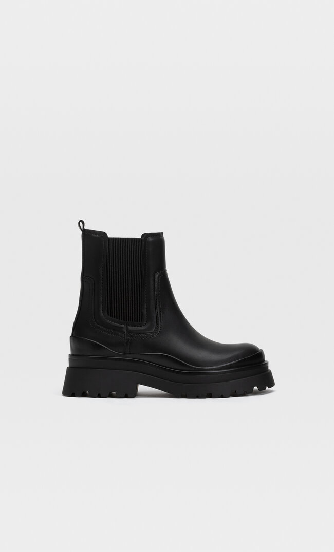 

Stradivarius Flache Stiefeletten Mit Elastischem Einsatz Und Profilsohle Schwarz 42