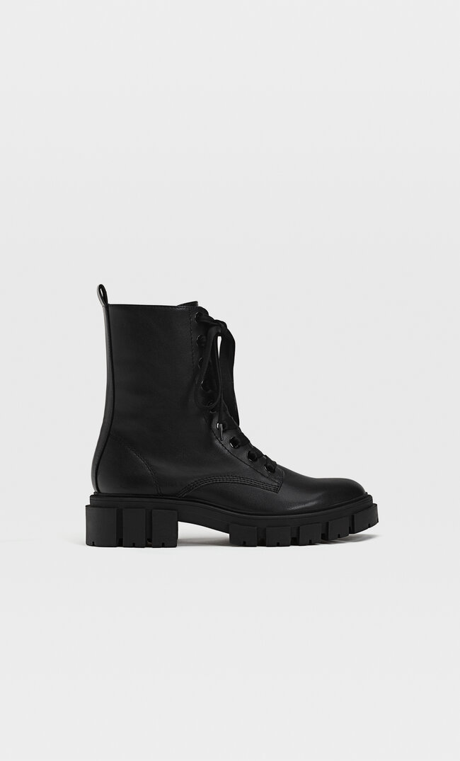 

Stradivarius Flache Stiefeletten Mit Schnürung Schwarz 35