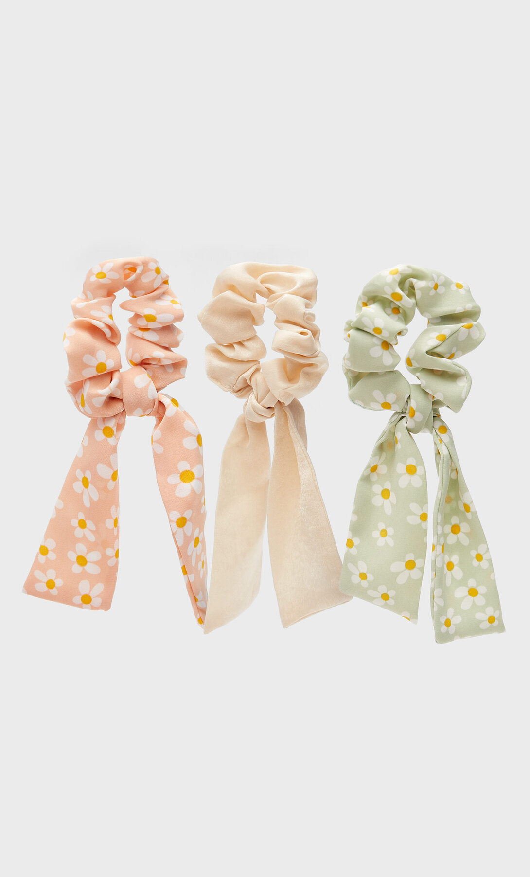 STR_Set of 3 daisy scrunchies with bows_1