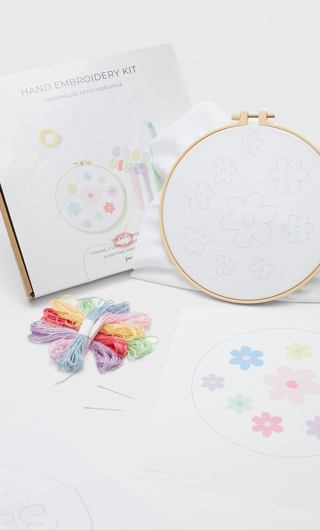 

Stradivarius Diy-Kit Blumenstickerei Ecru 103