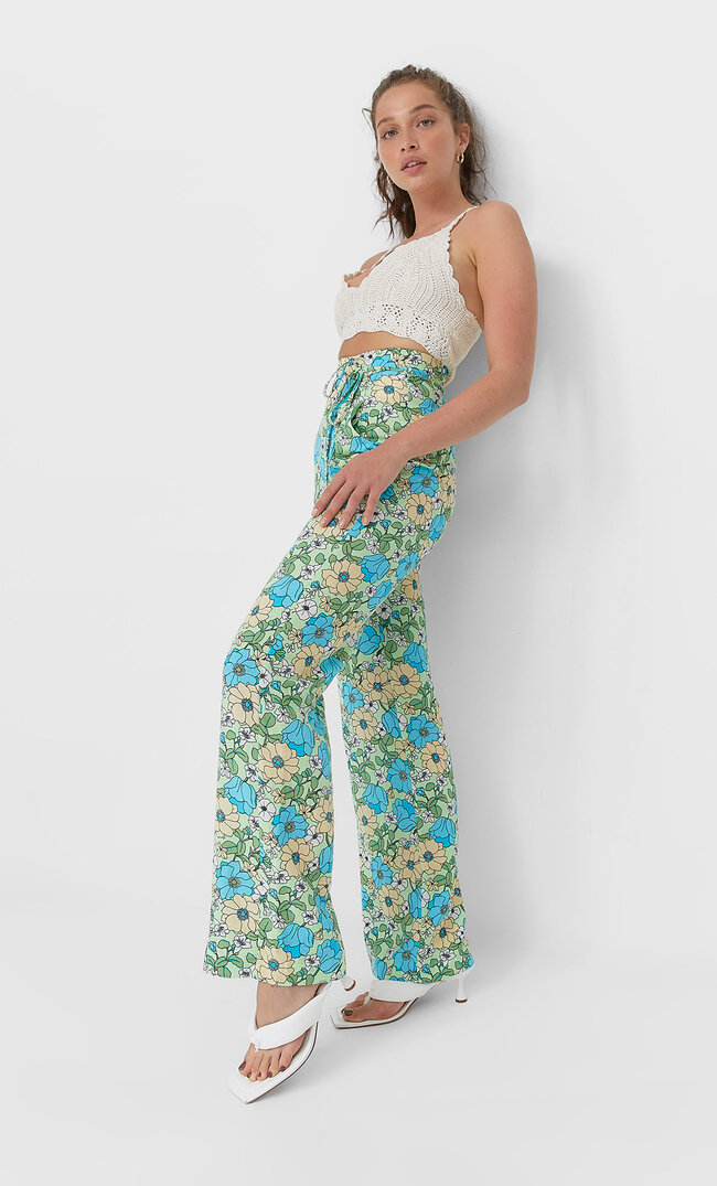 

Stradivarius Geblümte Hose Pistaziengrün 40