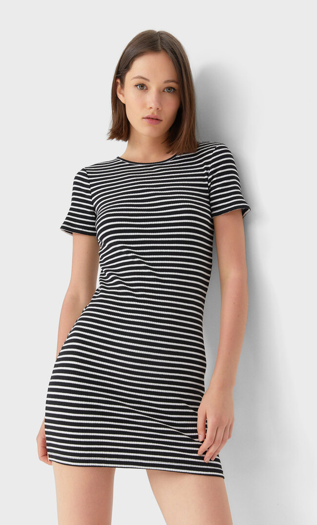 

Stradivarius Kleid Mit Vielen Streifen Und Kurzen Ärmeln Ecru L