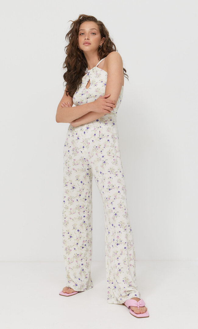 

Stradivarius Geblümter Jumpsuit Ecru L