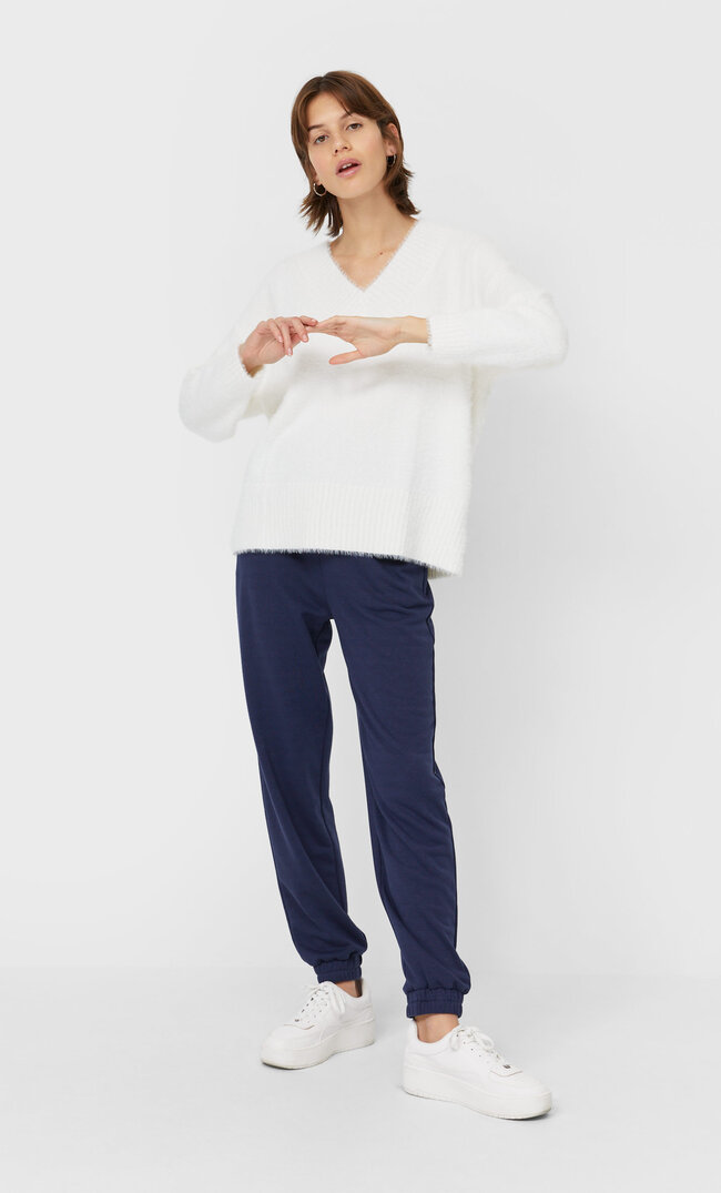 

Stradivarius Sweter Ze Sztucznego Futerka Z Dekoltem W Serek Kobieta Ecru Xs