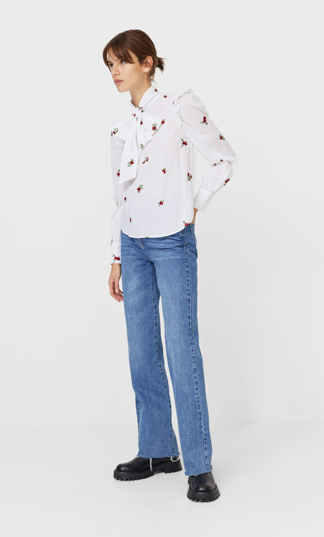 

Stradivarius Bluse Mit Stickerei Und Schleife Weiß L