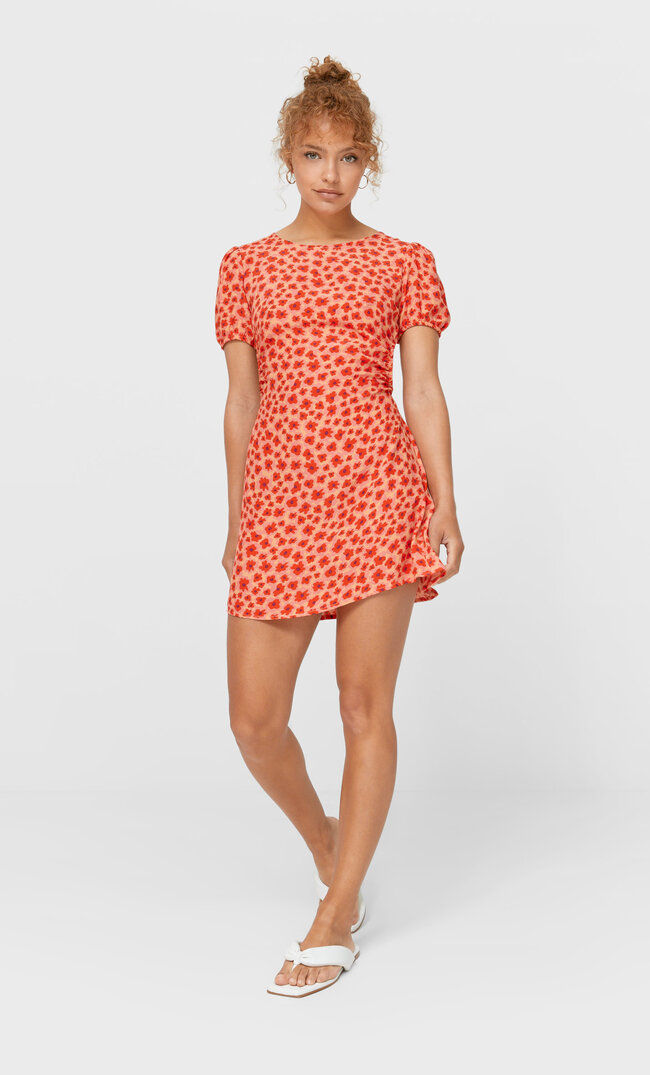 

Stradivarius Kleid Mit Blumenprint Und Freiem Rücken Rot L