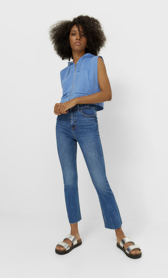 

Stradivarius Krótkie Jeansy Z Rozszerzanymi Nogawkami Kobieta Jasnodenimowy 32