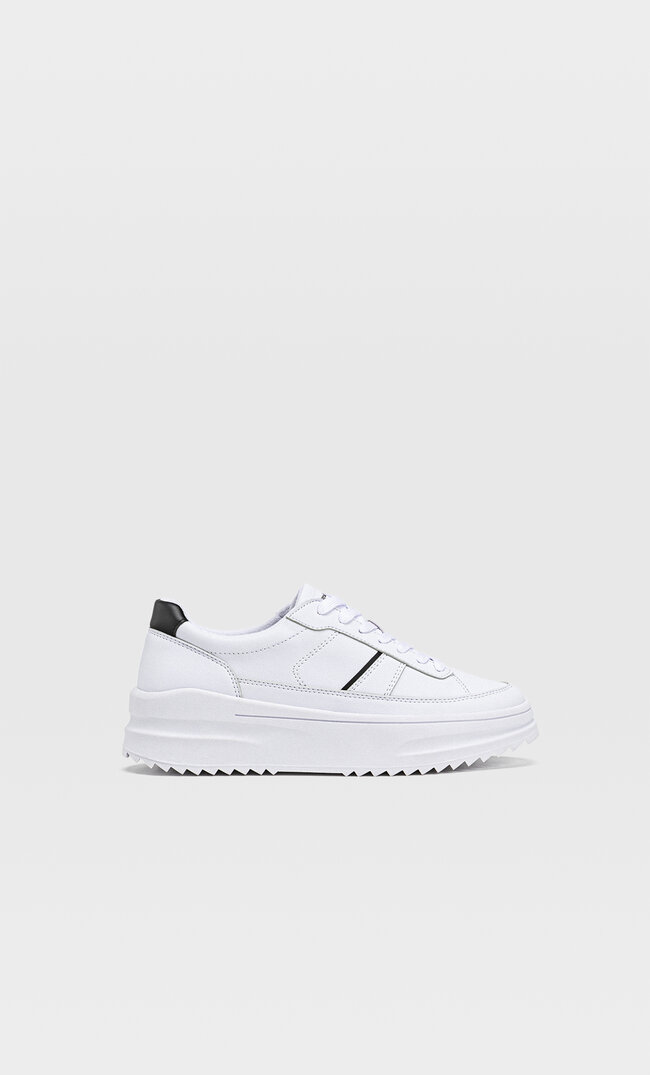 

Stradivarius Flatform-Sneaker Mit Dekorativen Einsätzen Und Gezahnter Sohle Weiss 36