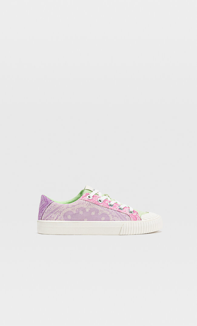 

Stradivarius Bunte Sneaker Mit Paisleymuster Kombiniert 35