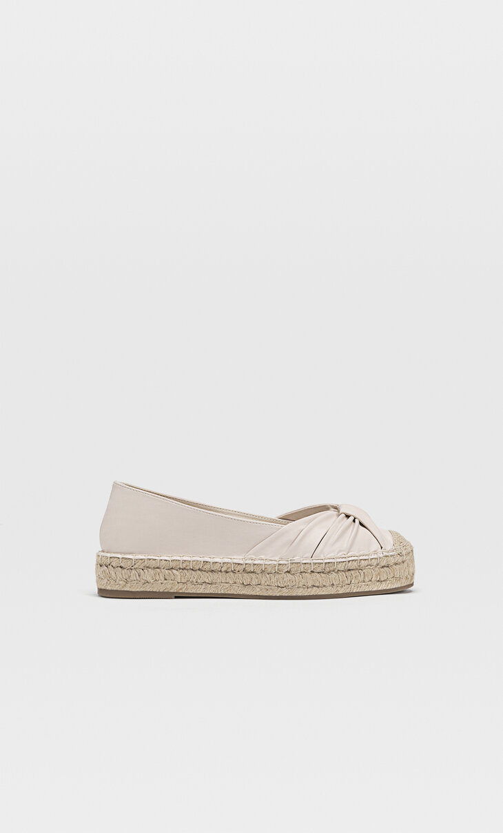 Alpargatas detalle puntera - Nuevo de mujer | Stradivarius Stradivarius  Worldwide