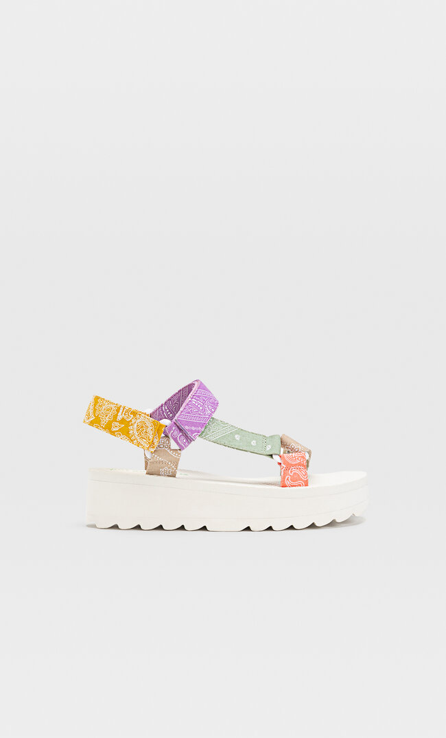 Stradivarius Bunte Flatform-Sandalen Kombiniert 39