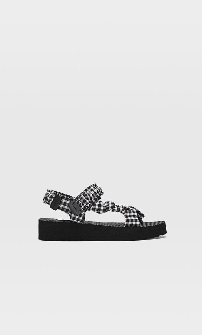 

Stradivarius Flache Flatform-Sandalen Kombiniert 37