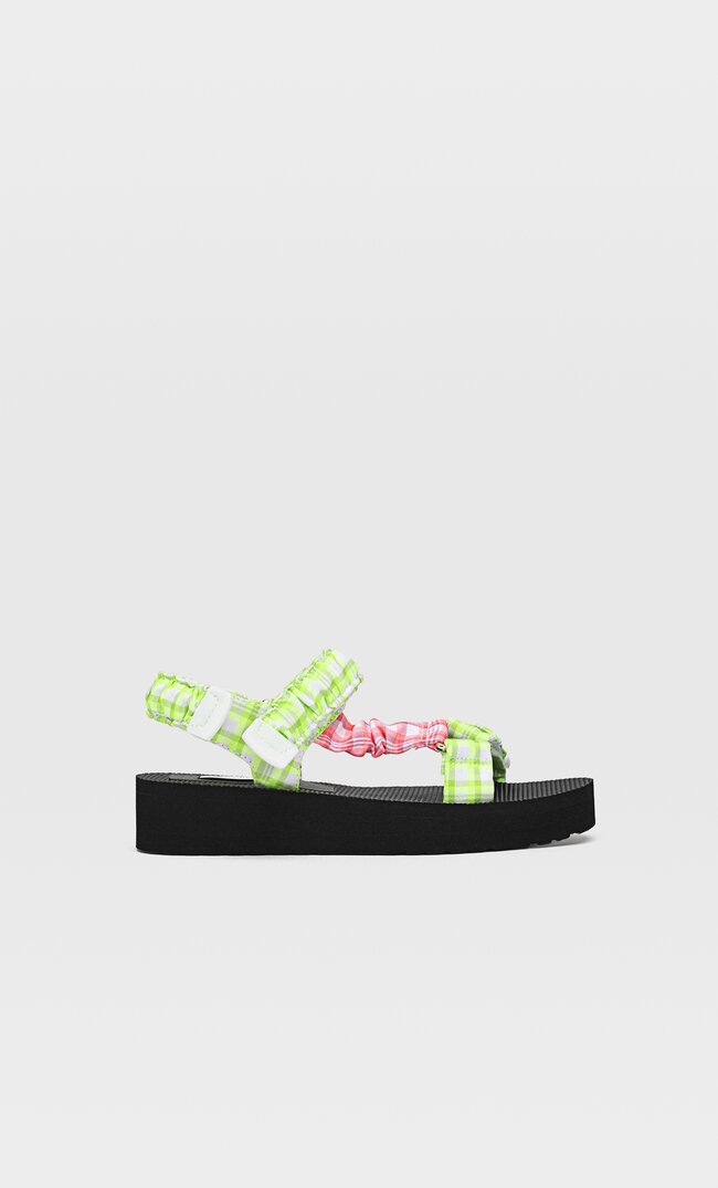 

Stradivarius Flache Flatform-Sandalen Bunt 36