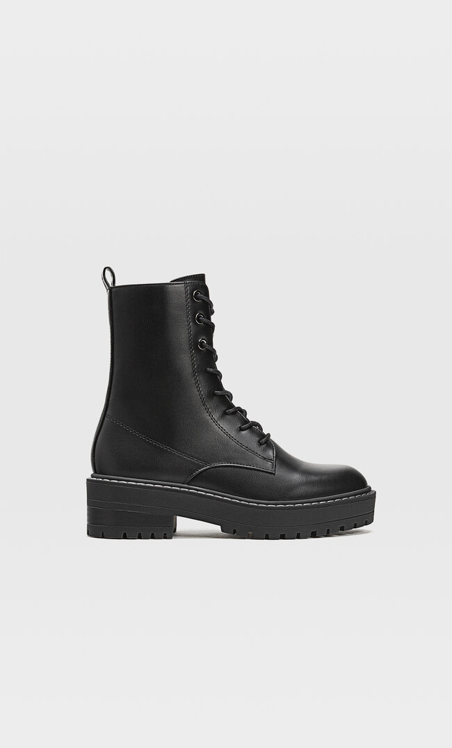 

Stradivarius Flache Stiefeletten Mit Doppeltem Schnürsenkel Schwarz 36