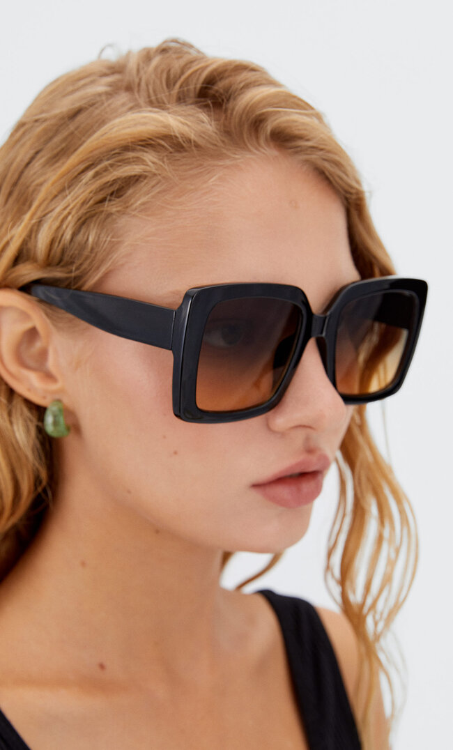 

Stradivarius Kastenförmige Sonnenbrille Mit Gläsern In Dégradé-Optik Schwarz M