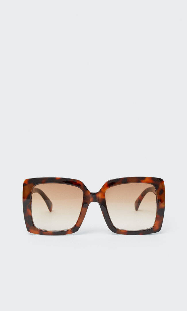 

Stradivarius Kastenförmige Sonnenbrille Mit Gläsern In Dégradé-Optik Braun M