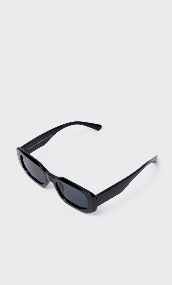 Солнцезащитные очки прямоугольной формы в каучуковой оправе