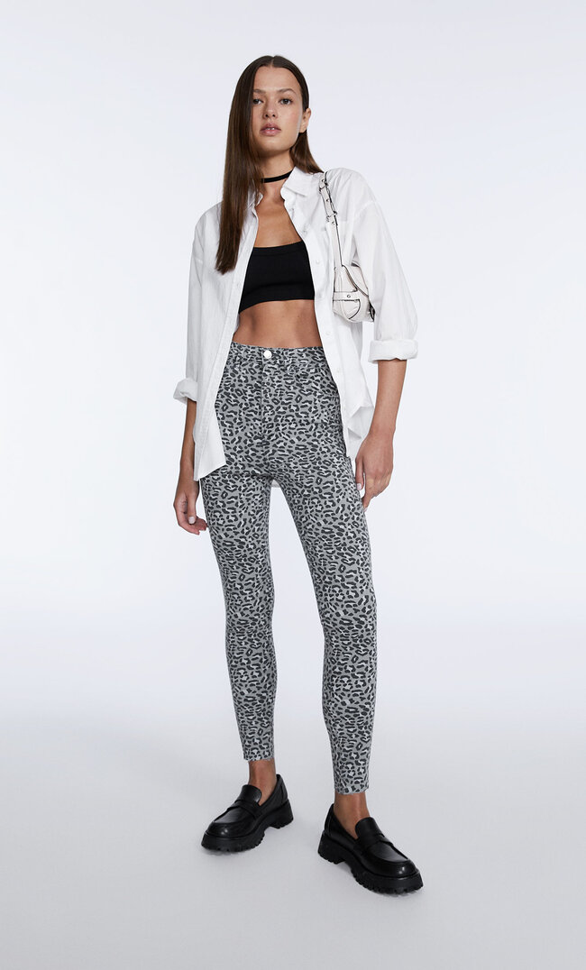 

Stradivarius Hose Mit Superhohem Bund Und Print Grau Melange 42