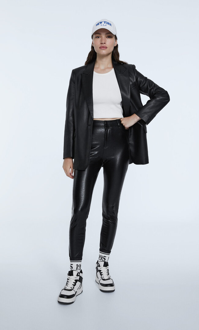 

Stradivarius Skinny-Hose Mit Krokoprägung Schwarz 40