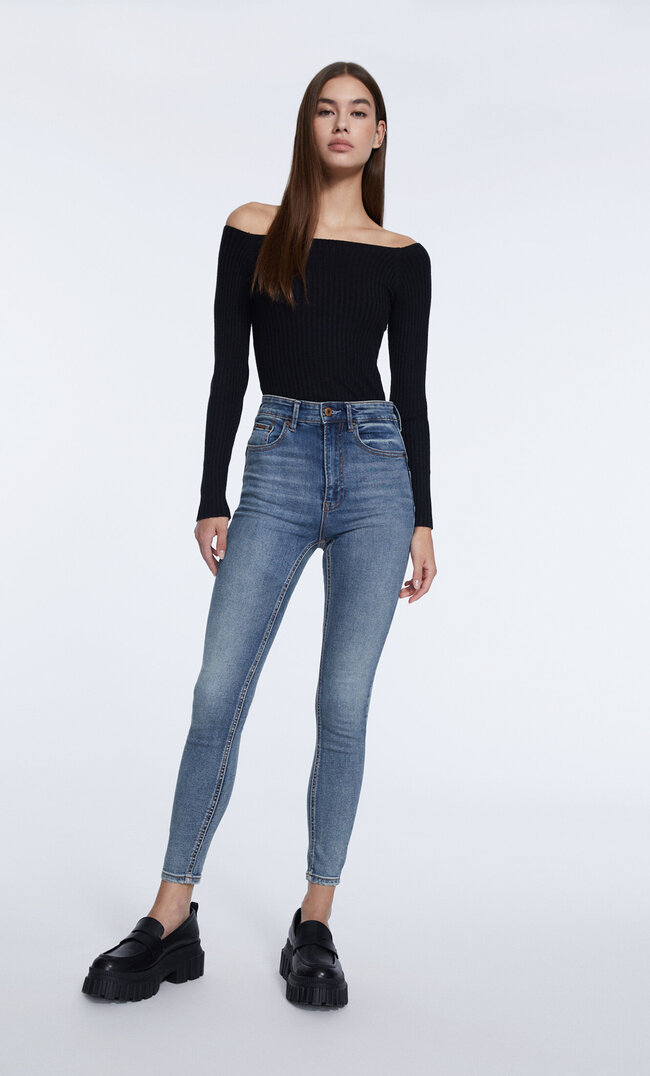 

Stradivarius Spodnie Z Denimu Push Up Denimowy Średni Light Blue 32