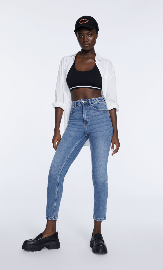 

Stradivarius Jean Mom Slim Denim Foncé 32