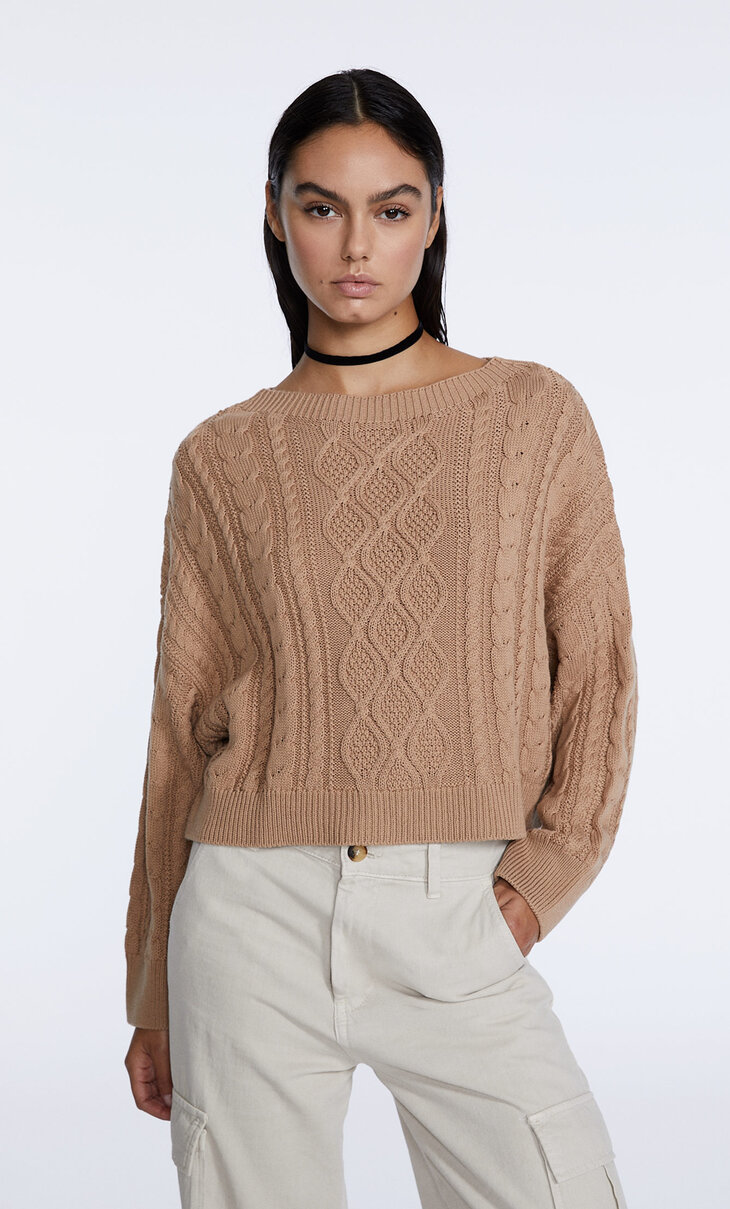 Скъсен пуловер с плетеници