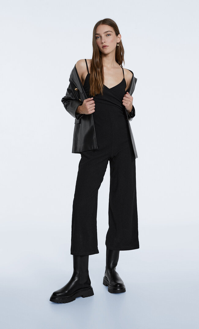 

Stradivarius Jumpsuit Mit Ausschnitt In Wickeloptik Schwarz L
