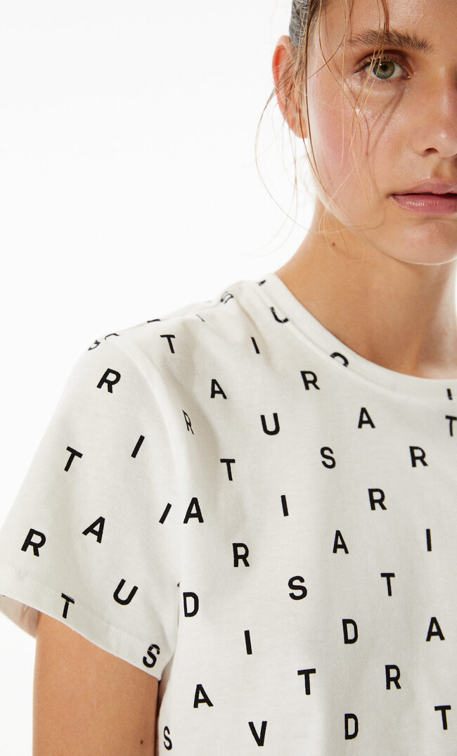 

Stradivarius Crop Top Basique À Manches Courtes Avec Lettres Écru Xs