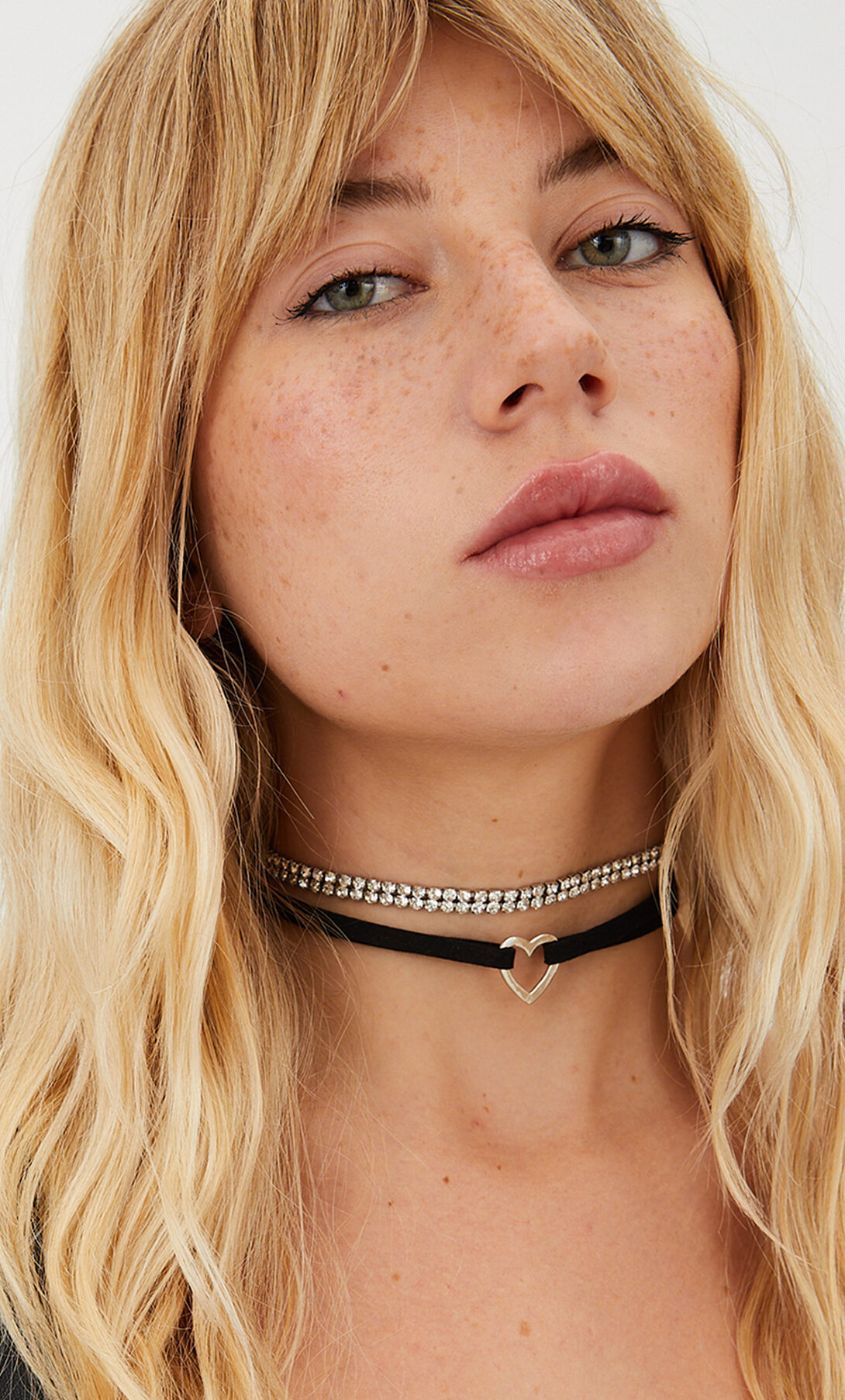 Set of 3 chokers: rhinestones, ribbon 