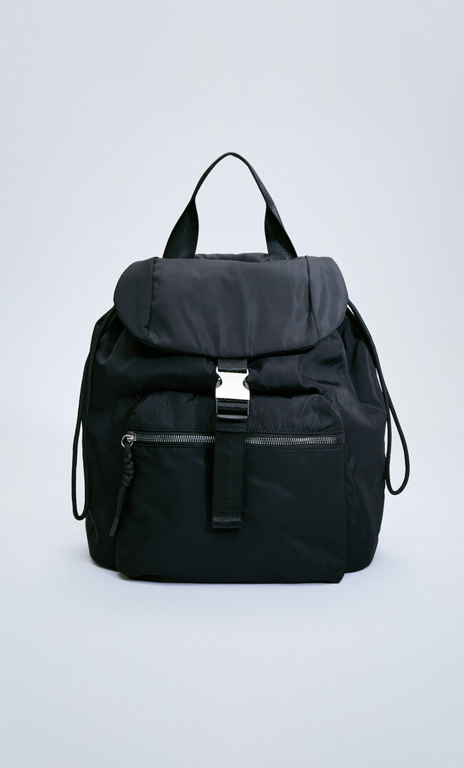 

Stradivarius Wandelbarer Rucksack Schwarz M