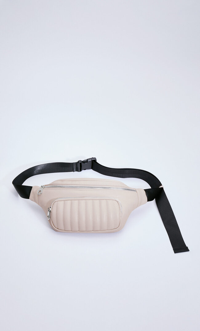

Stradivarius Gesteppte Gürteltasche Ecru M