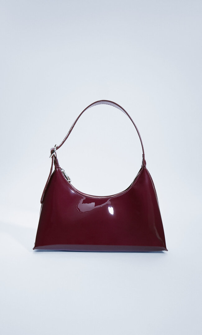 

Stradivarius Schultertasche In Lackoptik Granatrot M
