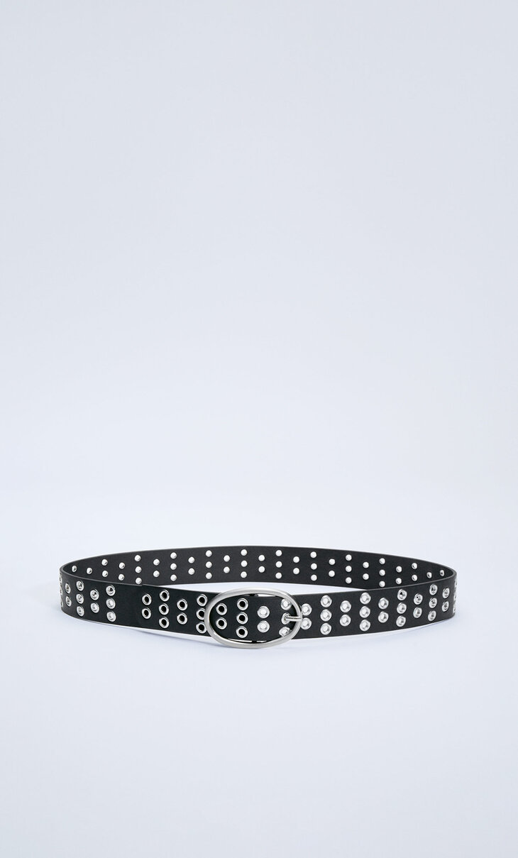 Multi-eyelet belt with oval buckle