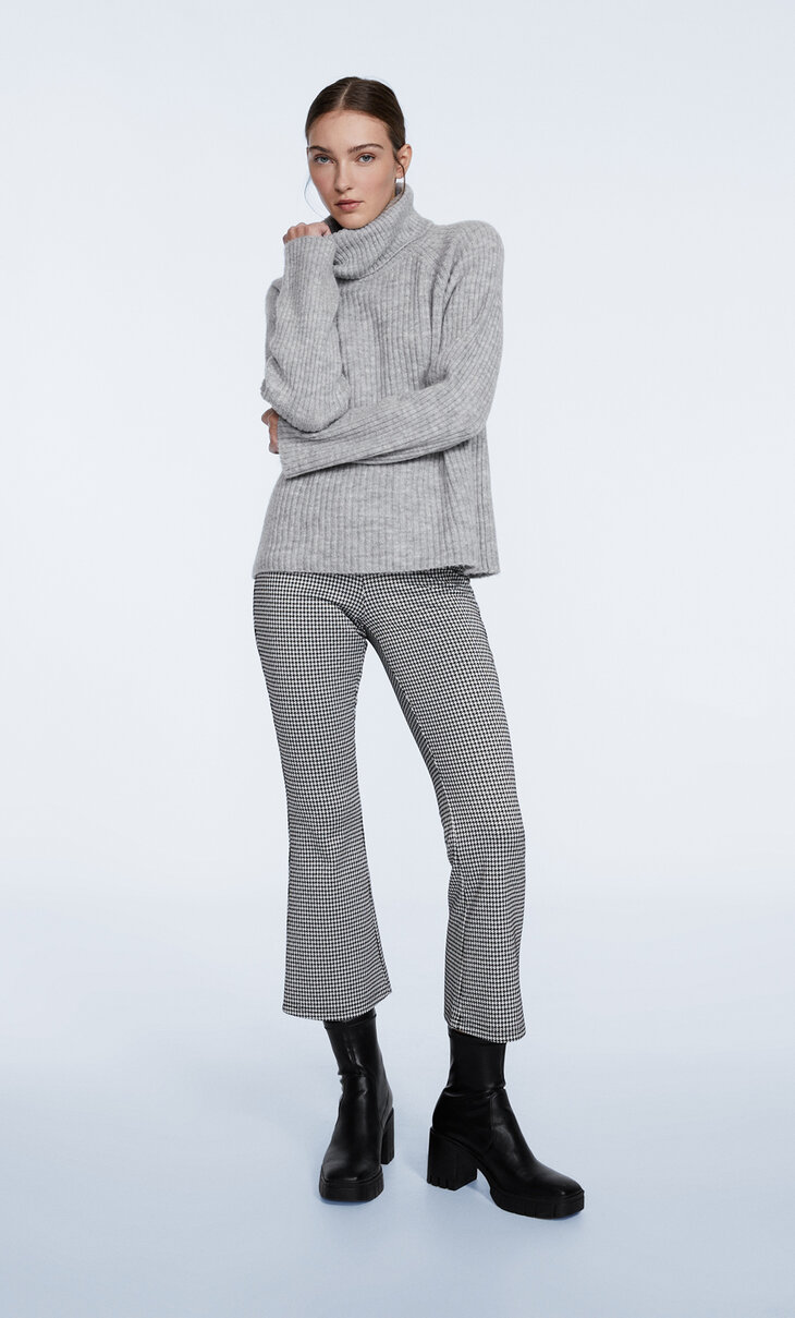 Houndstooth knit kick flare trousers