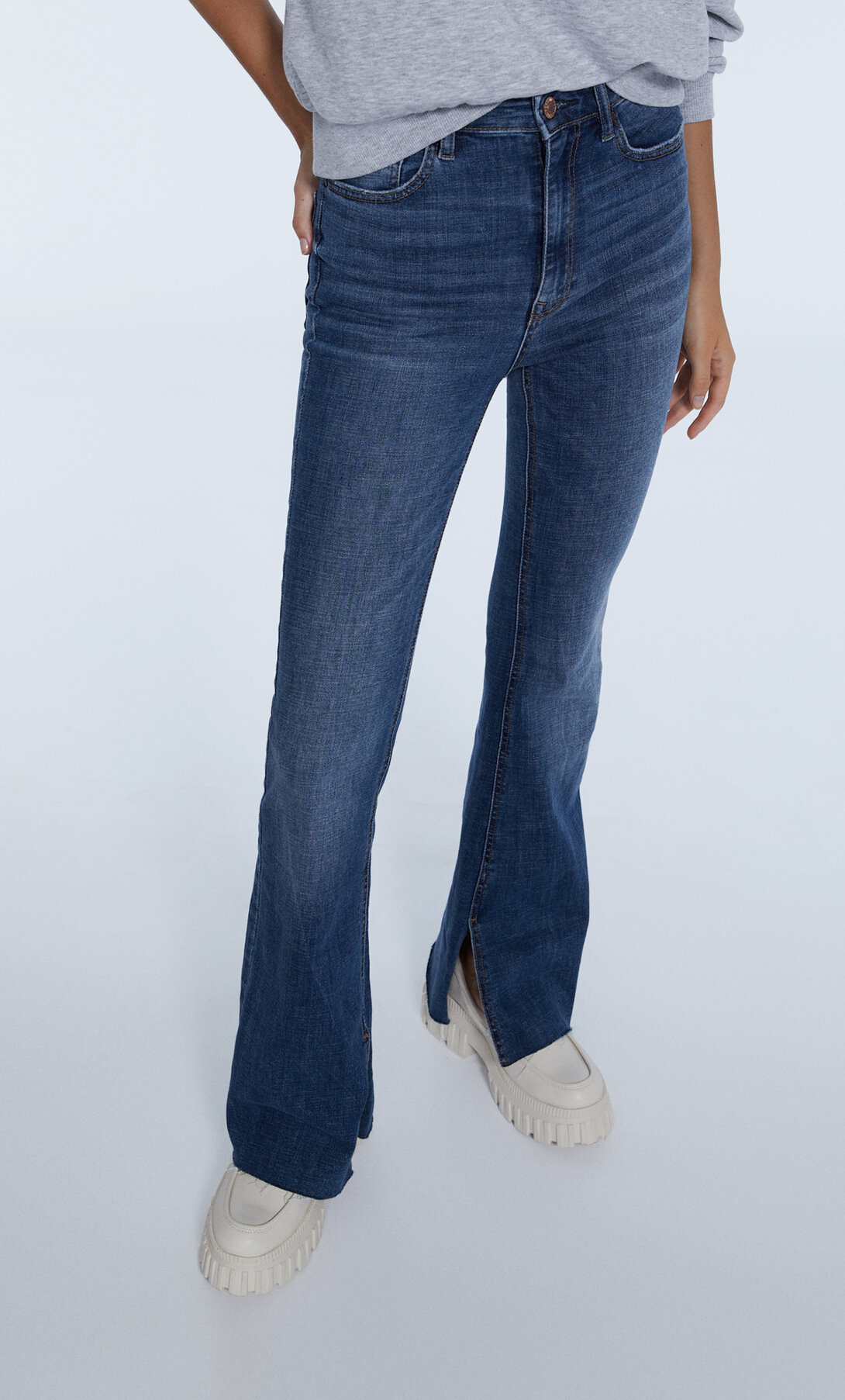 Flared jeans met split in de zoom 