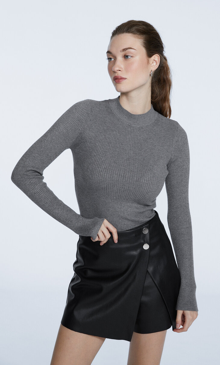 Semi-turtleneck curved sweater