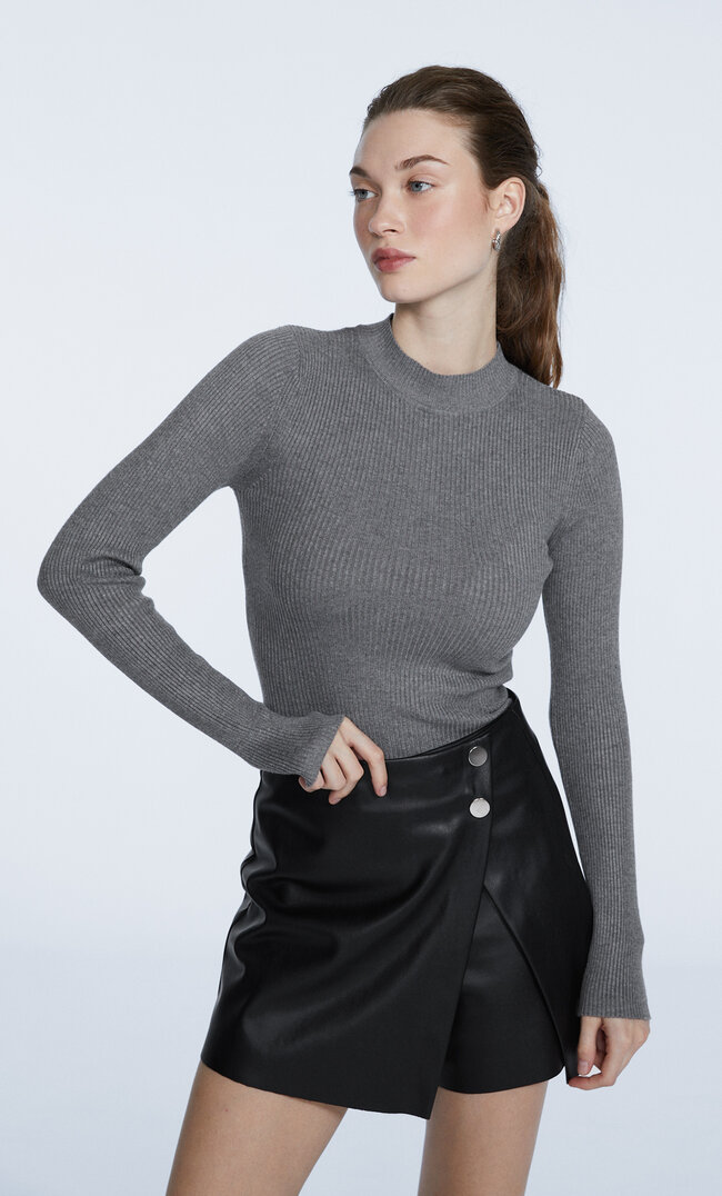 

Stradivarius Sweter Z Półgolfem I Zaokrąglonym Dołem Ciemnoszary L