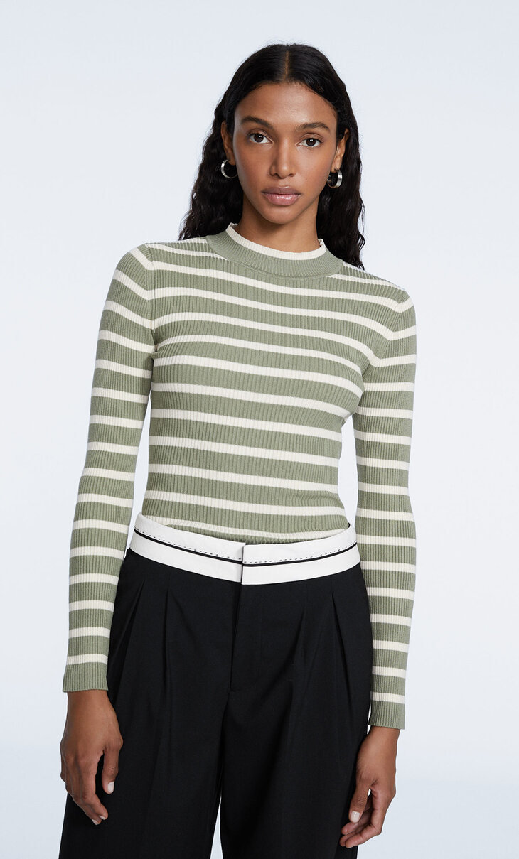 Semi-turtleneck curved sweater