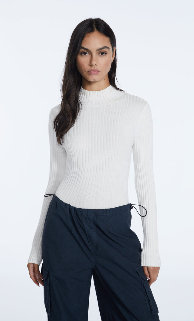 

Stradivarius Sweter Z Półgolfem Ecru M