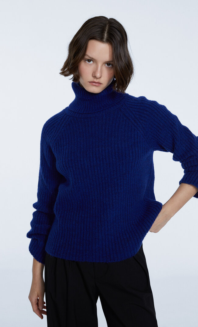 

Stradivarius Sweter Z Prążkowanej Dzianiny Z Golfem Błękit Elektryczny M